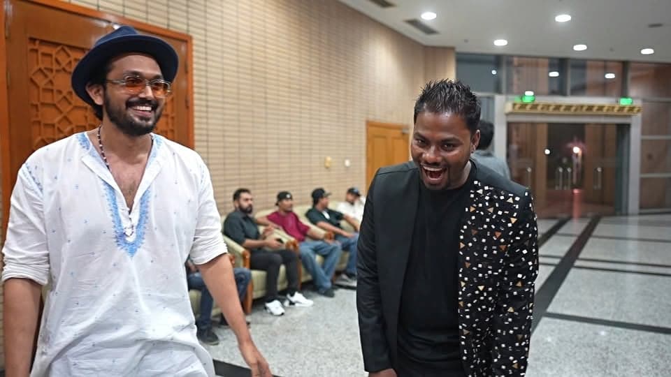 বাংলাদেশের সবচেয়ে বড় বড় অ্যাওয়ার্ড শোগুলো হোস্ট করার ইচ্ছা ছিল অনেক আগে থেকেই। যেবার সুযোগটা পেলাম, আশে পাশে ছিলো এক বিশাল তারার মেলা!  নাদির অন দ্যা গো কিংবা চঞ্চল চৌধুরী - ডিজিটাল আর ওয়েব সিরিজের দুনিয়ার সবাই যেন একই ছাদের নিচে উপস্থিত। এই ভ্লগে তুলে ধরার চেষ্টা করলাম হোস্ট হিসেবে আমার পুরো এক্সপেরিয়েন্স আর মঞ্চের পেছনের অনেক সিক্রেট! 