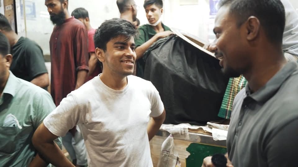 রাতজেগে একটু পাগলামি না করলে বেঁচে থেকে লাভটা কি?  তাই একটা "সুটকেস" হাতে নিয়ে বের হয়ে পড়লাম একটা রাতের জন্য।  রাতের গুলশান - পুরান ঢাকা - মাওয়া এবং সবশেষে সিক্রেট একটা জায়গা!  মাঝখানে পুরান ঢাকায় মুরগি না পেয়ে বেশ মন খারাপ করা একটি "Pokemon" এর সাথে দেখা! অনেক অনেক "Memories" এবং সব ছবিতে বন্দি করে রাখার চেষ্টা!