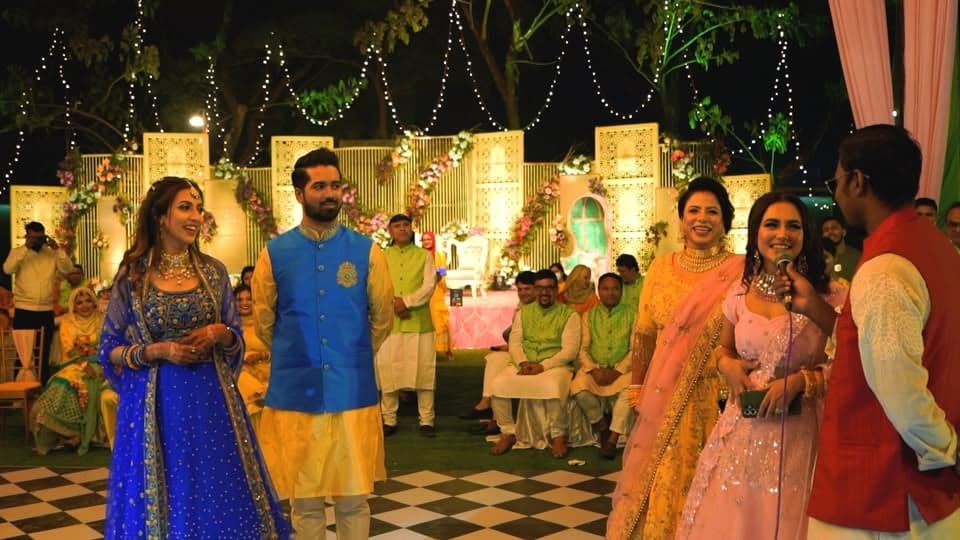 বিদ্যা সিনহা মীম - হোস্ট হিসেবে আমার সবচেয়ে ফেভারিট গেস্টদের একজন!  টকশোতে তাকে অনেকবার হোস্ট করার এক্সপেরিয়েন্স থাকলেও ভাইয়া এবং আপুর বিয়ের একটা অংশ হিসেবে তাদেরকে হোস্ট করার অভিজ্ঞতাটা একেবারেই অন্যরকম।  প্রচণ্ড কালারফুল, আন্তরিক আর ধামাকাদার একটা ইভেন্টের পেছনের গল্প নিয়ে আজকের 