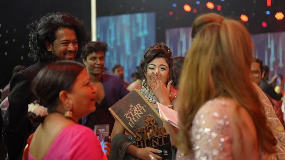 কী কী হয়ে থাকে একটা রিয়ালিটি শো এর ব্যাকস্টেজে? কেমন ছিল দীপ্ত স্টার হান্টের গ্র্যান্ড ফিনালে? হোস্টের চোখ থেকে দেখতে কেমন পুরো অনুষ্ঠানটা? 🤔 সবকিছু থাকছে এই ভ্লগে!