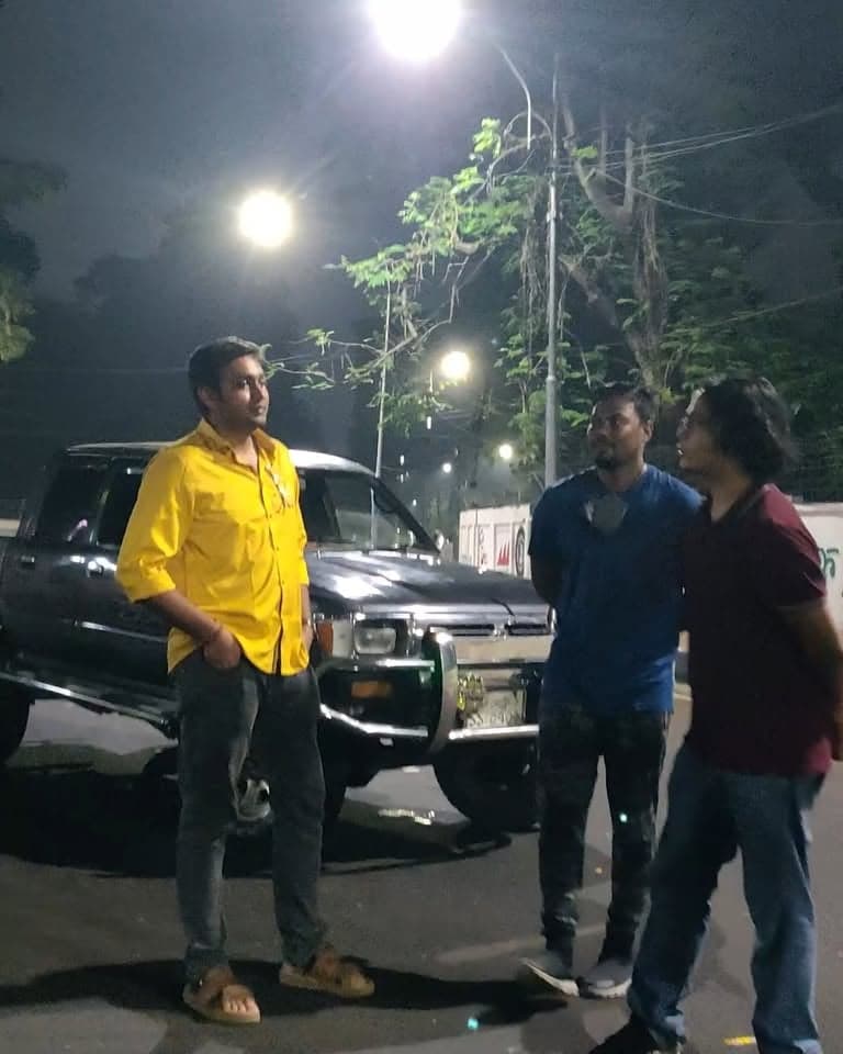 রাত ১টা থেকে ৪টা পর্যন্ত রেজা ভাইয়ের অফরোড কারের ট্রাঙ্কে বসে ঢাকার অন্যরকম একটা রূপ নিজের চোখে দেখা আর বন্ধু শামসের ফটোগ্রাফিতে Surreal সেই মুহূর্তগুলো বন্দি করে রাখা 