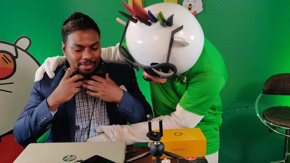 যেভাবে লাইভে অসম্ভবকে সম্ভব করলেন তিনি!