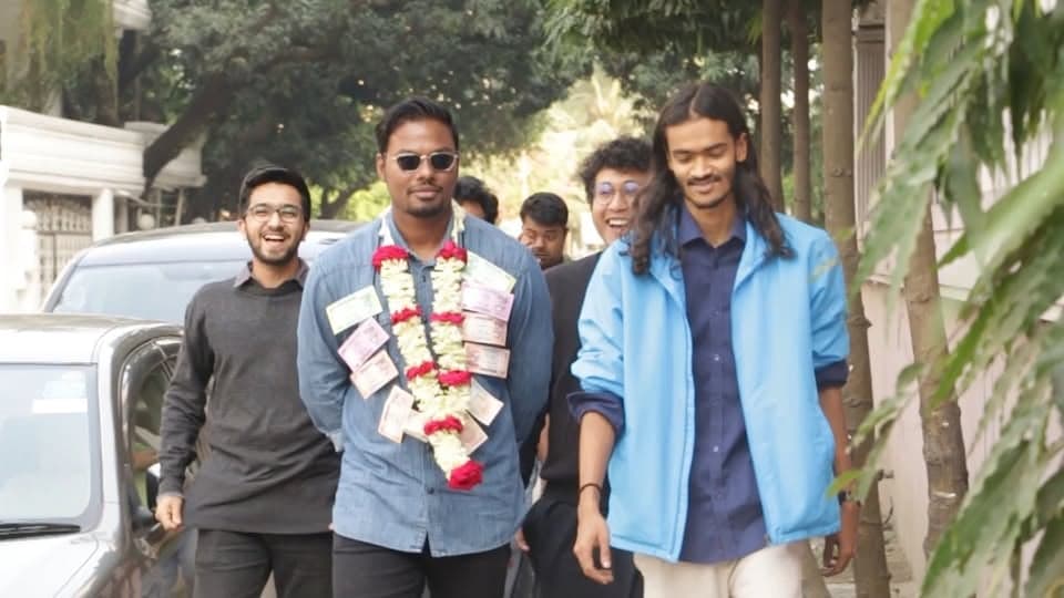 কালো জাম, টাকার মালা আর ফুলের মালা দিয়ে যদি চাকরির প্রথম দিনটা শুরু হয়, বাকি দিনগুলাতে কী কী হবে ভাবছি!  খুব পরিচিত একটা জায়গায় নতুন একটা শুরুর অভিজ্ঞতা নিয়েই এই Vlog.